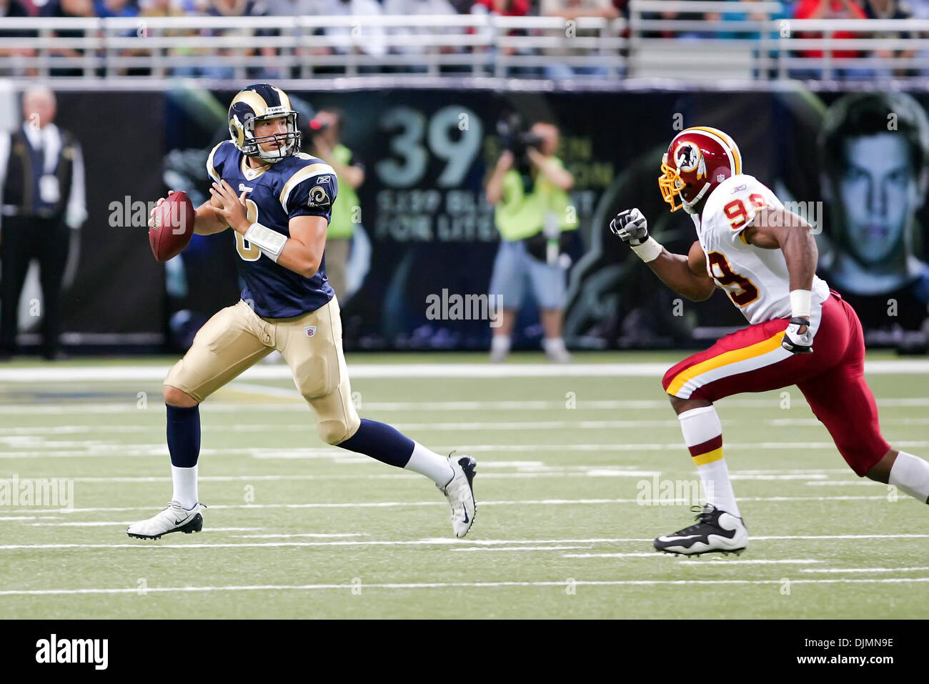 Septembre 26, 2010 - Saint Louis, Missouri, United States of America - Saint Louis Rams quart-arrière Sam Bradford (# 8) a l'air de passer la balle au cours d'un match entre le Saint Louis Rams et les Redskins de Washington à l'Edward Jones Dome à Saint Louis, Missouri. Les Béliers Redskins défait 30-16. (Crédit Image : © Jimmy Simmons/ZUMApress.com) Southcreek/mondial Banque D'Images