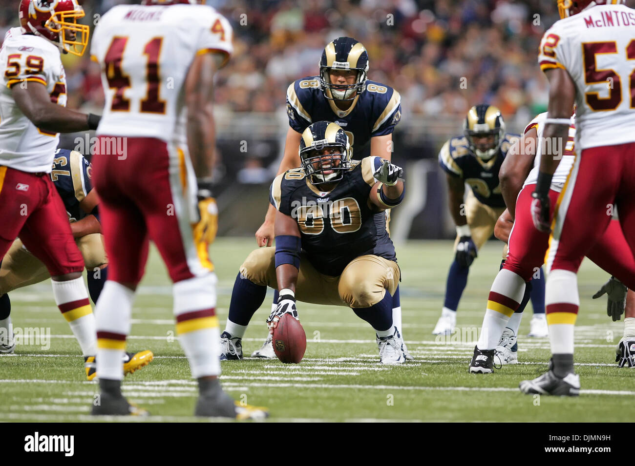 Septembre 26, 2010 - Saint Louis, Missouri, United States of America - Saint Louis Rams Center Jason Brown (# 60) évalue la défense avant d'aller au centre au cours d'un match entre le Saint Louis Rams et les Redskins de Washington à l'Edward Jones Dome à Saint Louis, Missouri. Les Béliers Redskins défait 30-16. (Crédit Image : © Jimmy Simmons/ZUMApress.com) Southcreek/mondial Banque D'Images