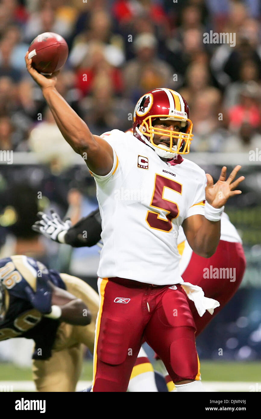 Septembre 26, 2010 - Saint Louis, Missouri, États-Unis d'Amérique - le quart-arrière Donovan McNabb Redskins de Washington (5) passe le ballon lors d'un match entre le Saint Louis Rams et les Redskins de Washington à l'Edward Jones Dome à Saint Louis, Missouri. Les Béliers Redskins défait 30-16. (Crédit Image : © Jimmy Simmons/ZUMApress.com) Southcreek/mondial Banque D'Images