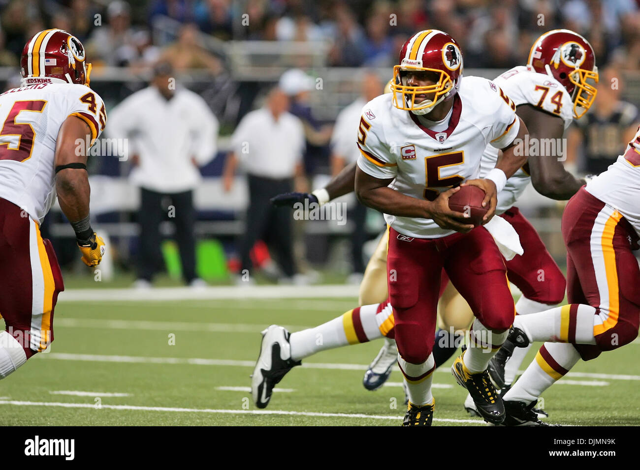 Septembre 26, 2010 - Saint Louis, Missouri, États-Unis d'Amérique - le quart-arrière Donovan McNabb Redskins de Washington (5) se préparer à côté de la bille à Redskins de Washington d'utiliser de nouveau Mike vendeurs (45) lors d'un match entre le Saint Louis Rams et les Redskins de Washington à l'Edward Jones Dome à Saint Louis, Missouri. Les Béliers Redskins défait 30-16. (Crédit Image : © Simmon Jimmy Banque D'Images