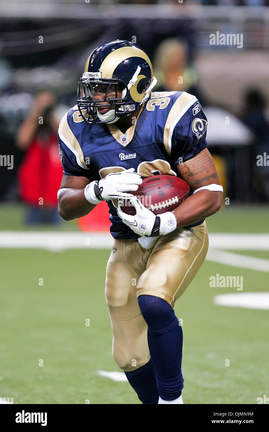 Septembre 26, 2010 - Saint Louis, Missouri, United States of America - Saint Louis Rams Running Back Keith Toston (# 38) porte le ballon dans la deuxième moitié au cours d'un match entre le Saint Louis Rams et les Redskins de Washington à l'Edward Jones Dome à Saint Louis, Missouri. Les Béliers Redskins défait 30-16. (Crédit Image : © Jimmy Simmons/ZUMApress.com) Southcreek/mondial Banque D'Images