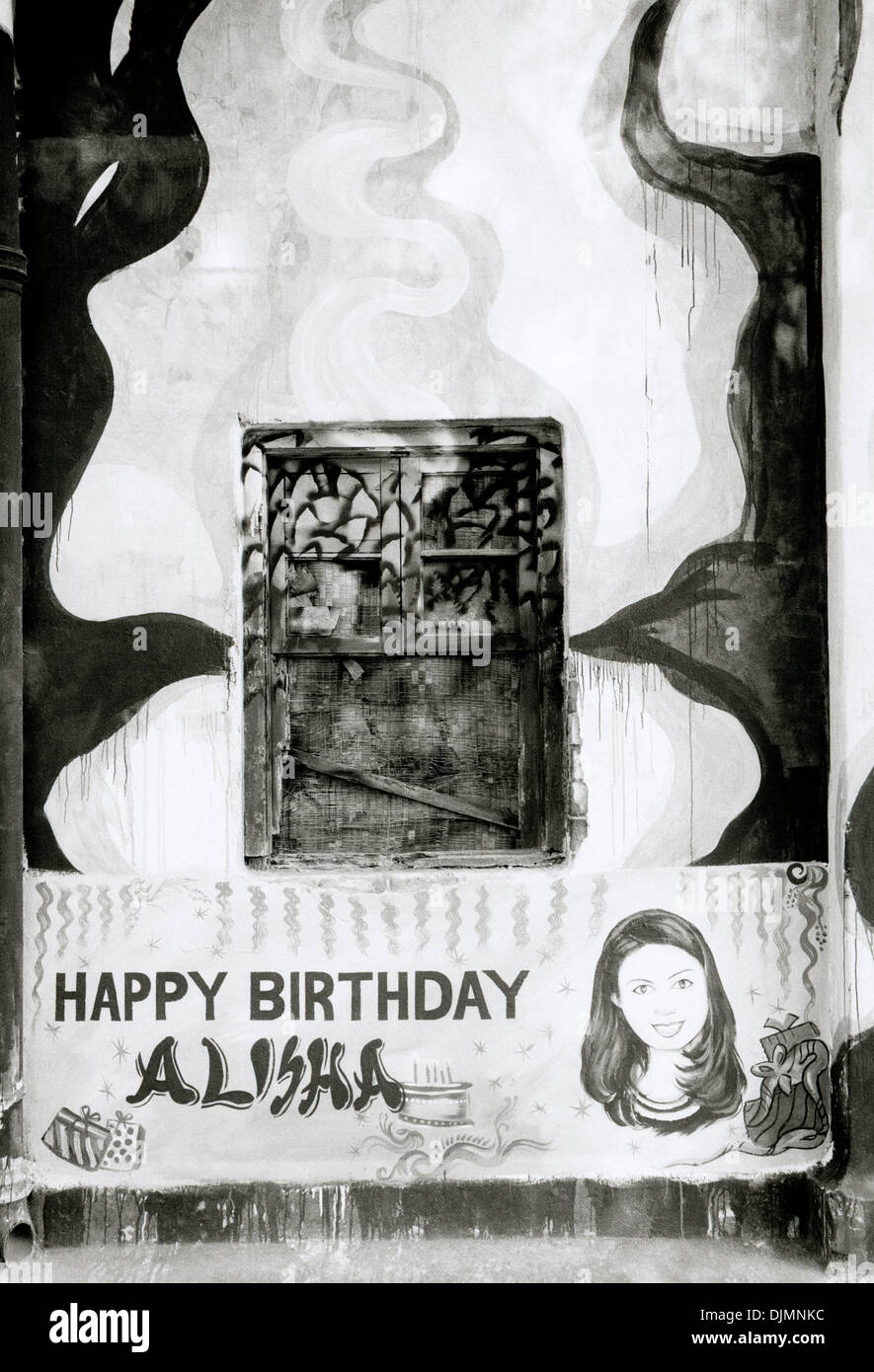 La photographie documentaire - Street Art anniversaire message dans fort Cochin Cochin au Kerala en Inde, en Asie du Sud. Billet d Banque D'Images