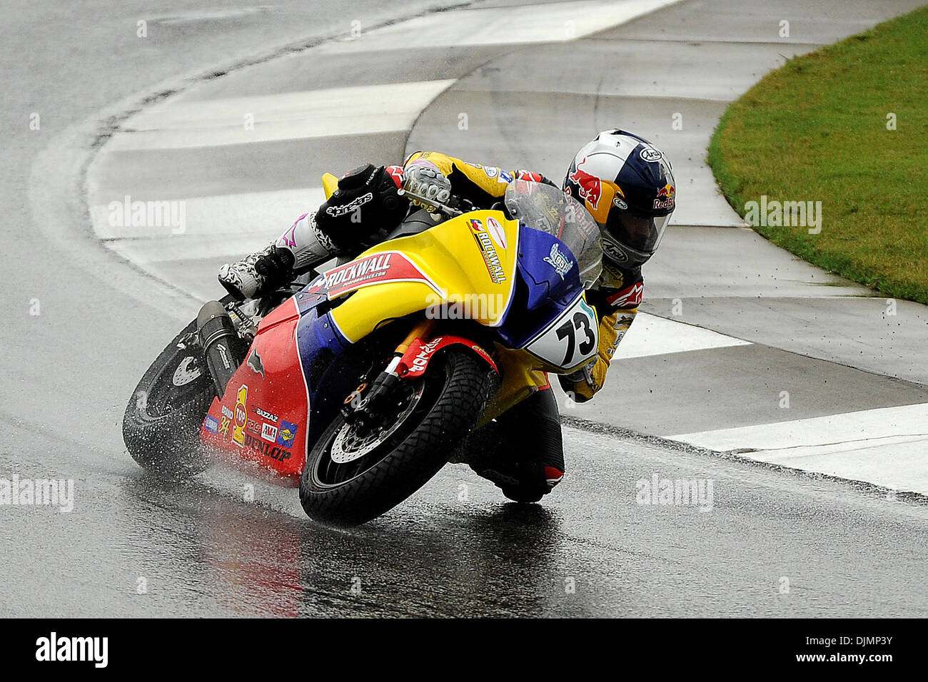 26 septembre 2010 - Birmingham, Alabama, États-Unis d'Amérique - J. D. Beach, coureur de l'équipe performances Rockwall Yamaha YZF-R6 , (73) prend un coin humide pendant la course Supersport Pro au Barber Motorsports Park à Birmingham en Alabama. (Crédit Image : © Marty Bingham/global/ZUMApress.com) Southcreek Banque D'Images