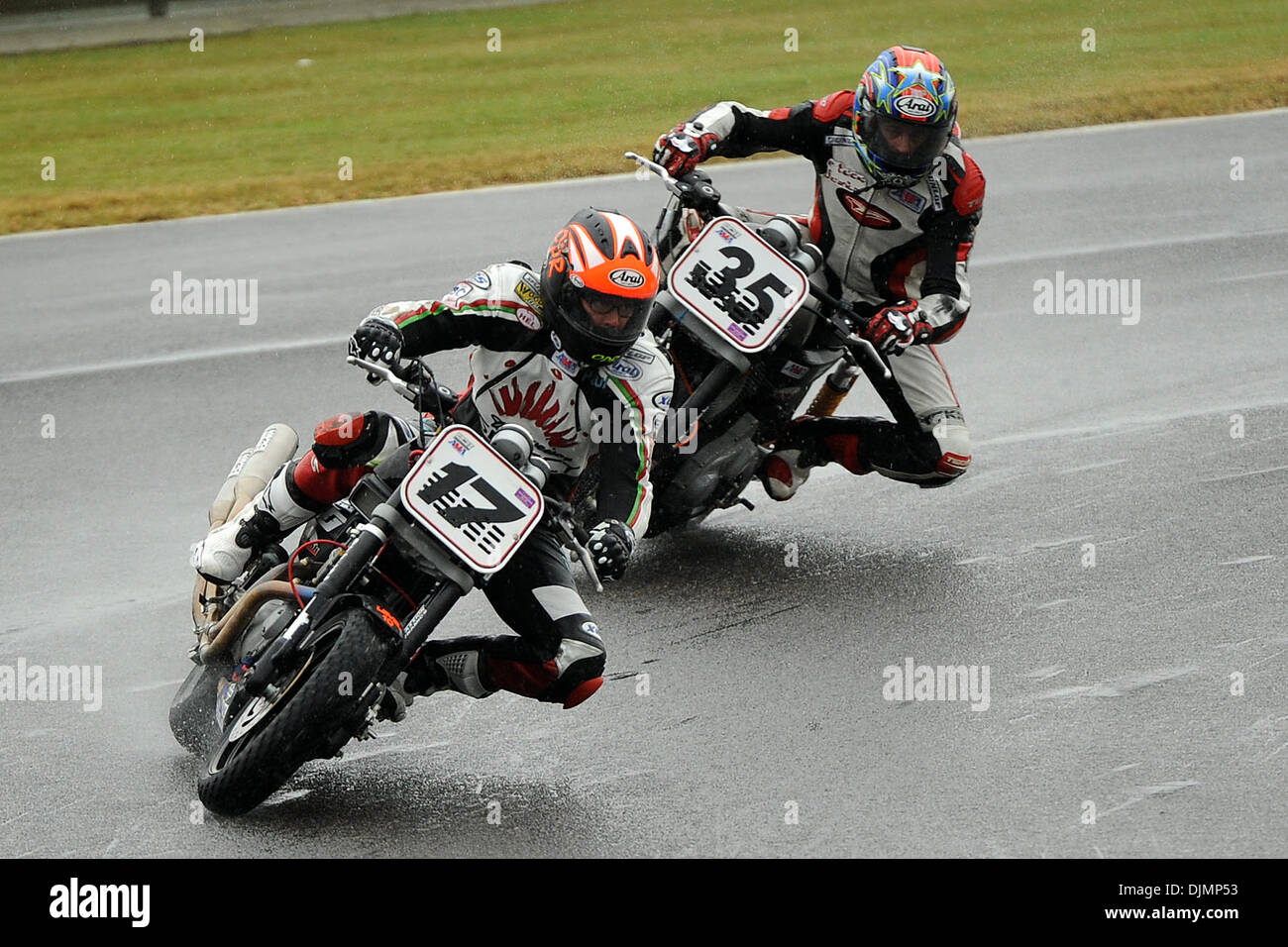 26 septembre 2010 - Birmingham, Alabama, États-Unis d'Amérique - Paul Schwemmer, coureur de l'équipe de course à Brady Schwemmer Harley-Davidson XR1200, (17) conduit Matthieu Heidel, coureur de l'équipe Shar-Tuff Harley-Davidson XR1200, (35) dans un coin pendant l'Vance & Hines-XR1200 course à Barber Motorsports Park à Birmingham en Alabama. (Crédit Image : © Marty Bingham/global/Southcreek ZU Banque D'Images