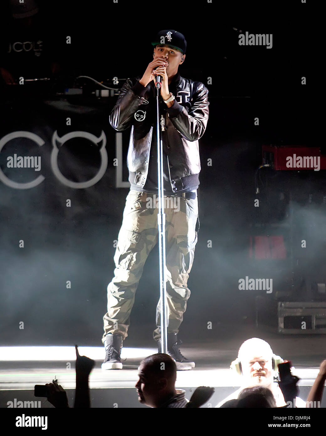 J Cole effectue live au Ashley Furniture HomeStore Pavilion dans le cadre de son 'Club Paradise Tour' Phoenix Arizona - 10.05.12 Banque D'Images