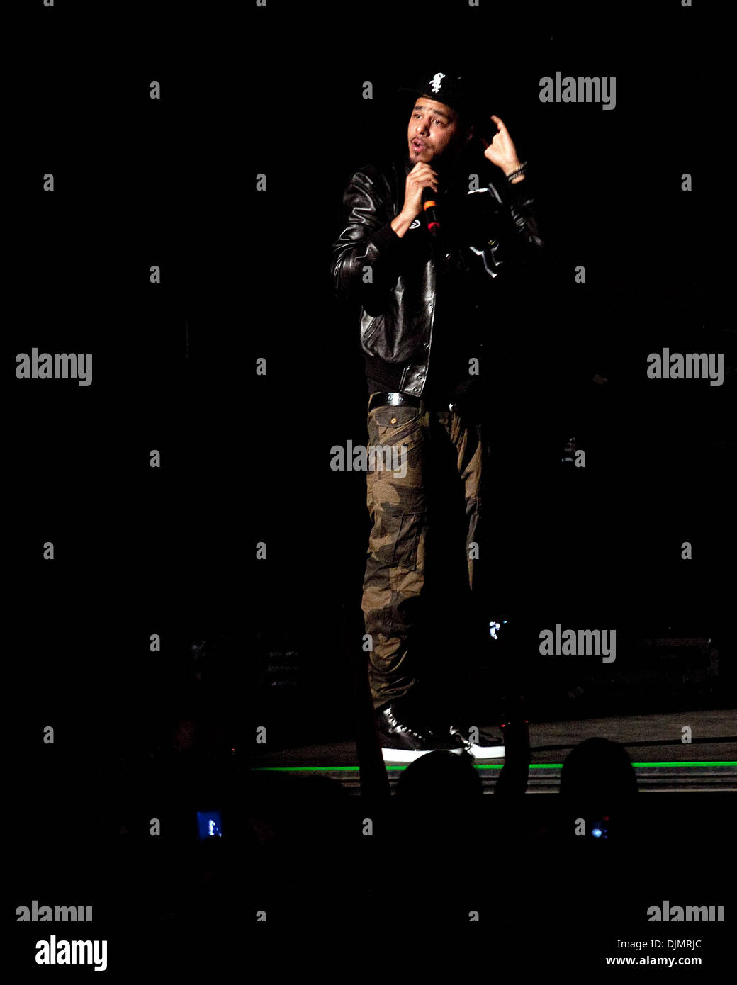 J Cole effectue live au Ashley Furniture HomeStore Pavilion dans le cadre de son 'Club Paradise Tour' Phoenix Arizona - 10.05.12 Banque D'Images