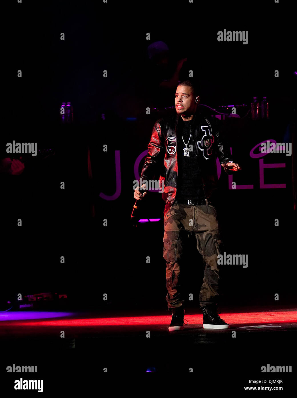 J Cole effectue live au Ashley Furniture HomeStore Pavilion dans le cadre de son 'Club Paradise Tour' Phoenix Arizona - 10.05.12 Banque D'Images
