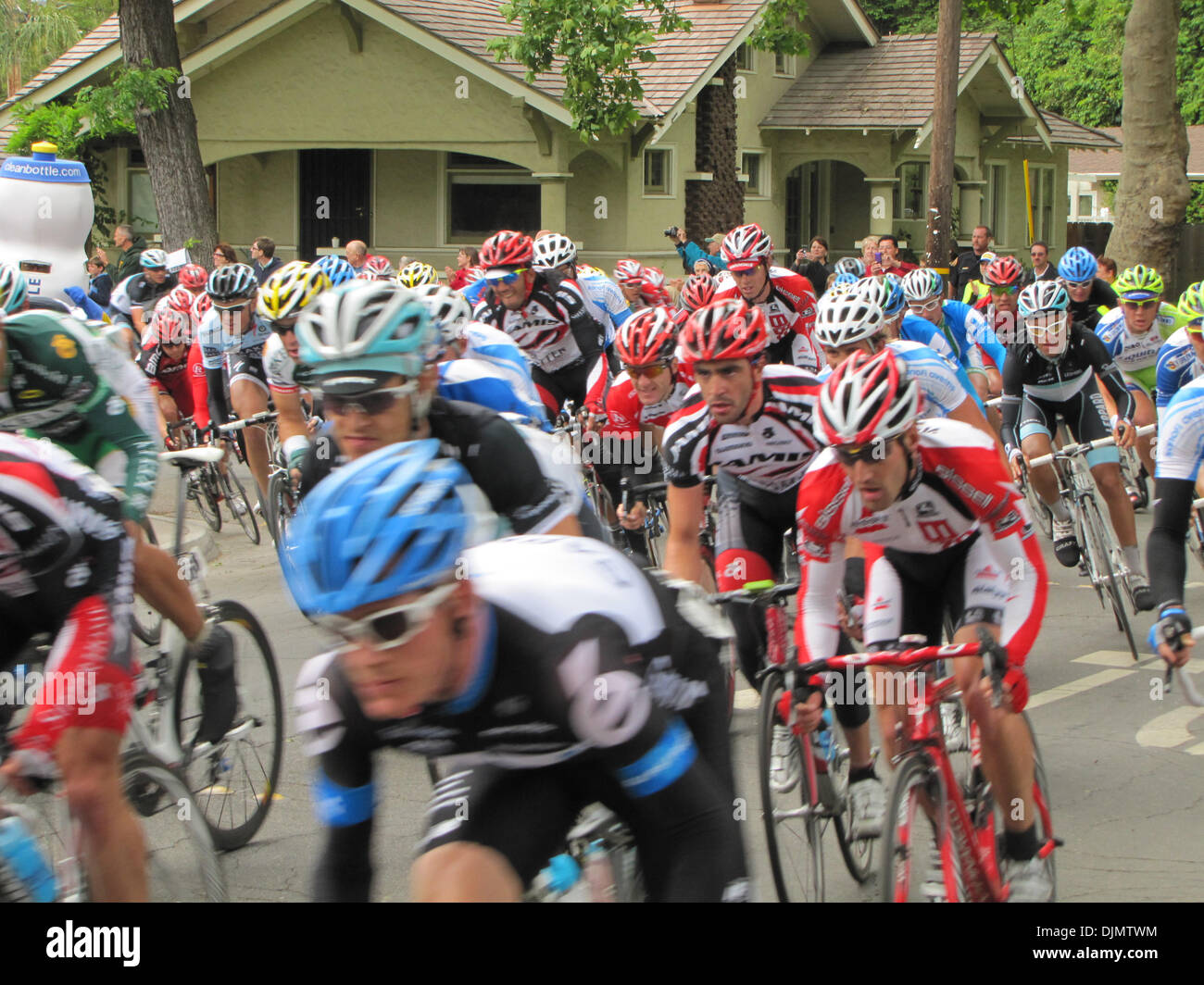 3 juin 2010 - La Californie, États-Unis - Le peloton de l'Amgen Tour de Californie négocie le coin à Coldwell et Sycamore Avenue, à Modesto, CA, le mardi 17 mai 2011. (Crédit Image : © Brian Clark/Modesto Bee/ZUMAPRESS.com) Banque D'Images