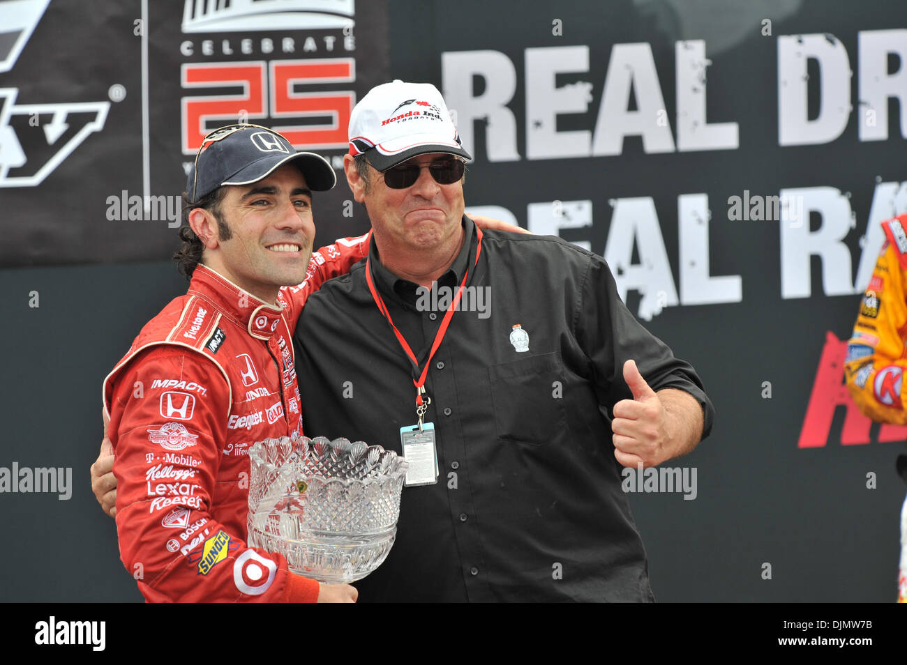 10 juillet 2010 - Toronto, Ontario, Canada - Grand Marshall Dan Akroyd félicite Dario Franchitti au Honda Indy Toronto (crédit Image : © Steve Southcreek Dormer/global/ZUMAPRESS.com) Banque D'Images