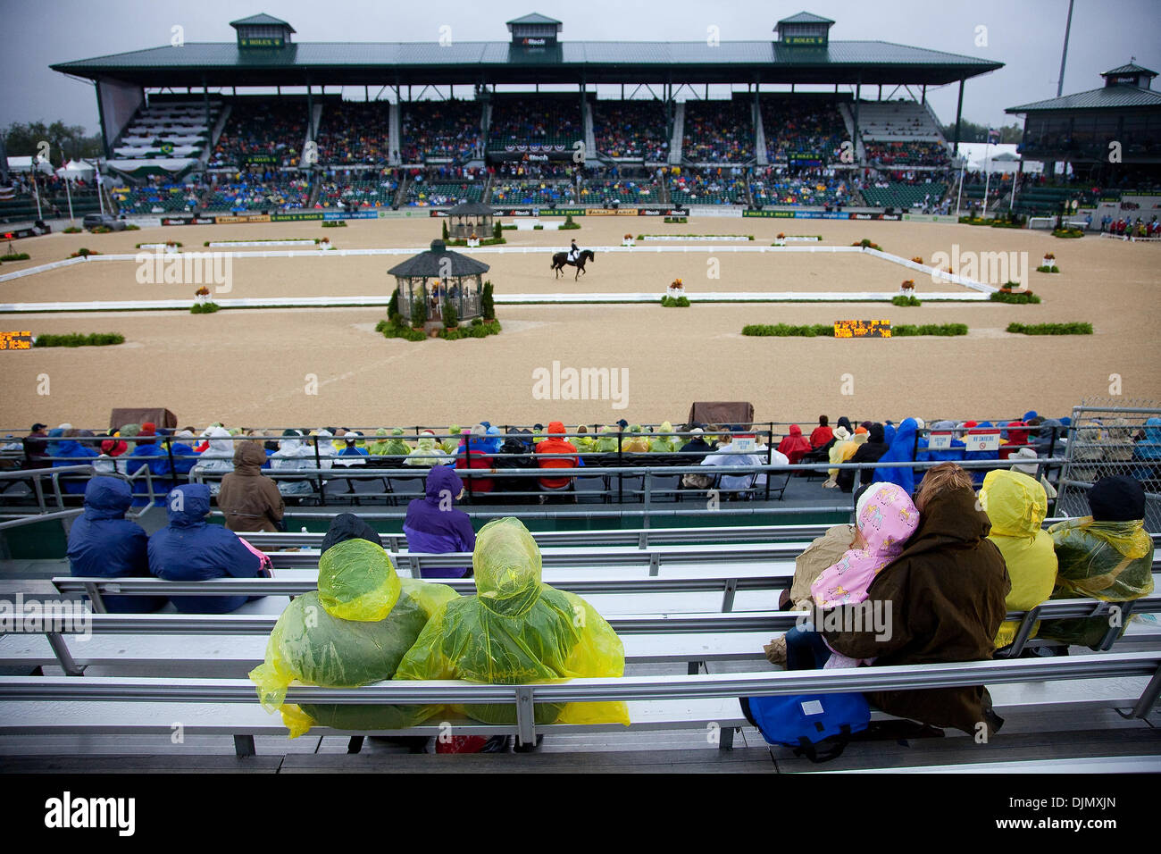 27 septembre 2010 - USA - poncho de pluie portant des mécènes regarder le concours de dressage dans le stade principal lors de l'édition 2010 des Jeux Equestres Mondiaux FEI Alltech au Kentucky Horse Park de Lexington, KY. Photo par Jonathan Palmer (crédit Image : © Lexington Herald-Leader/ZUMApress.com) Banque D'Images