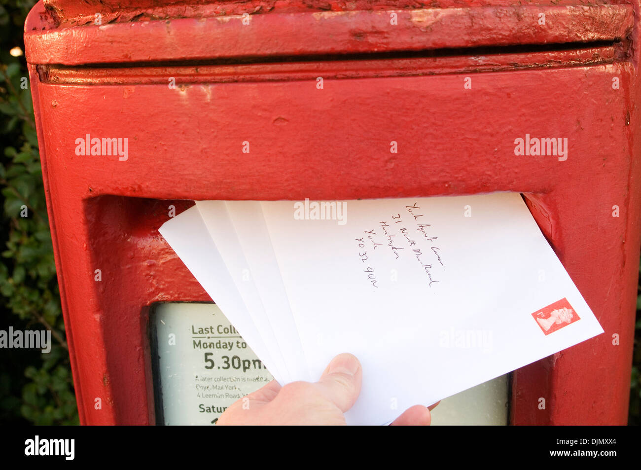 Lettre du bureau de poste des boîtes aux lettres rouge boîte postale poster une lettre lettres boîte aux lettres rouge royal mail uk émission part stamp sta Banque D'Images