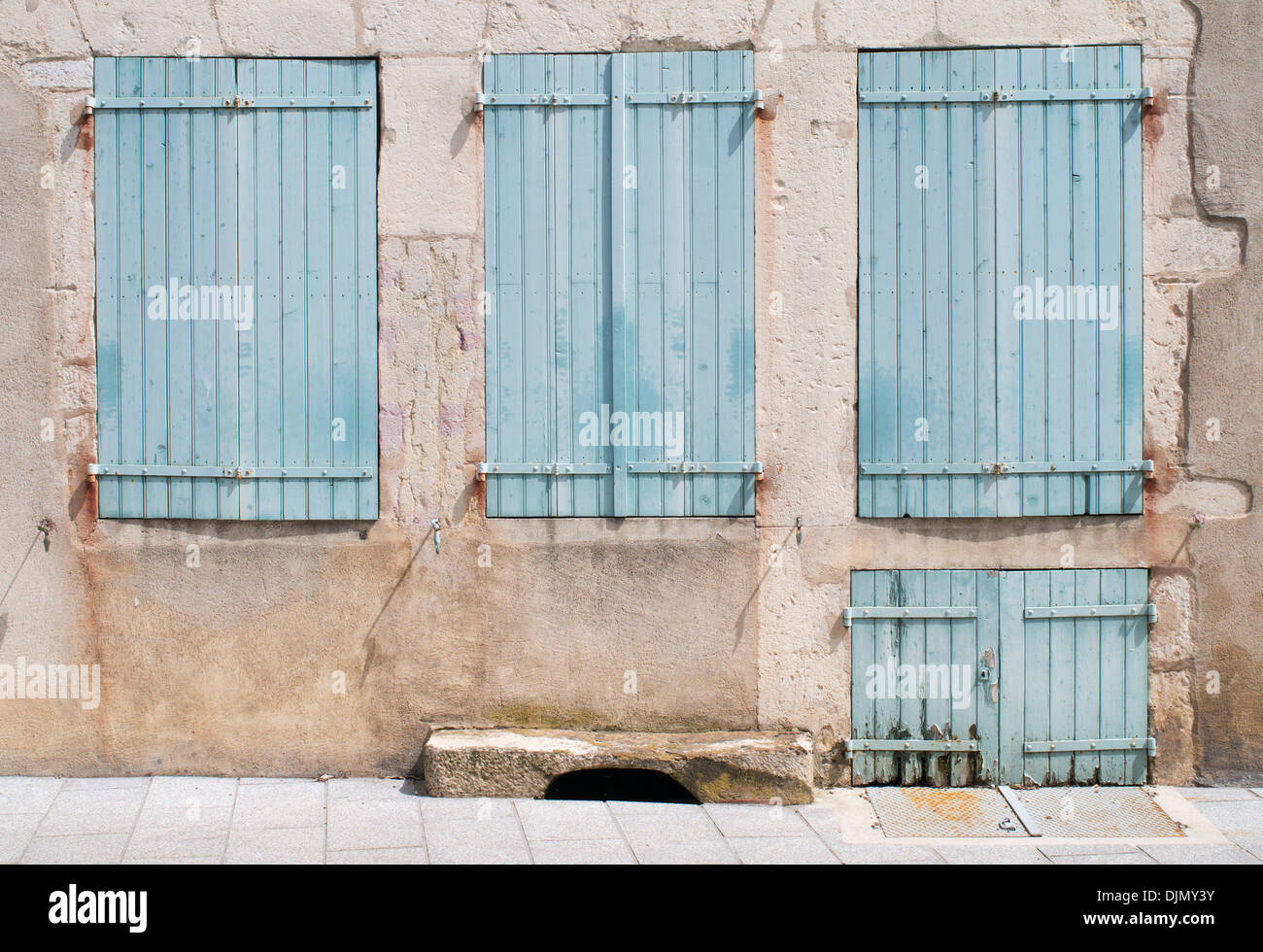 Volets bleu délavé sur une maison dans l'est de la France Chagny Banque D'Images