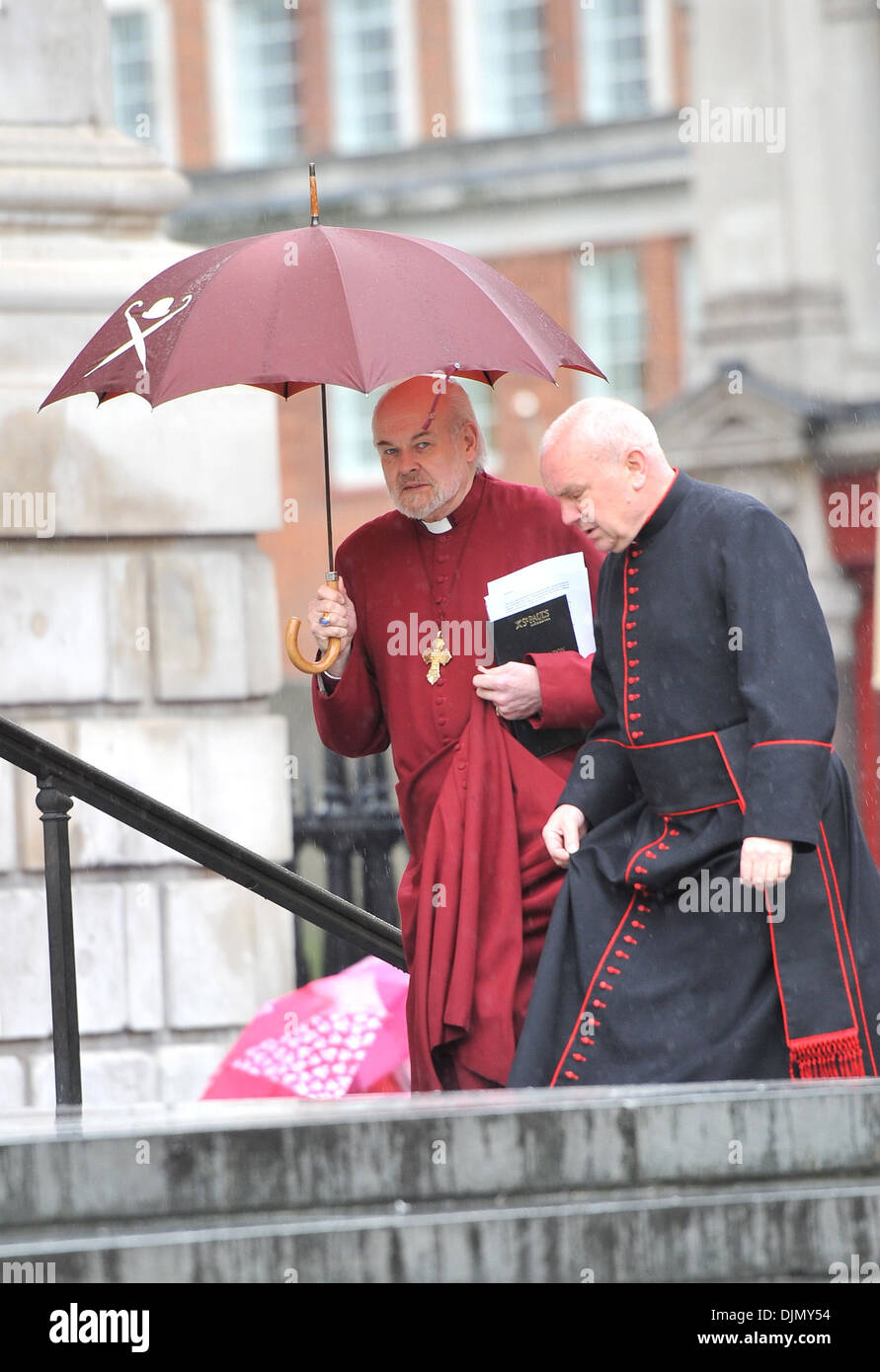 L'évêque de Londres Richard Chartres (L) Sa Sainteté le Dalaï Lama arrive à la Cathédrale St Paul de recevoir Prix Templeton Banque D'Images