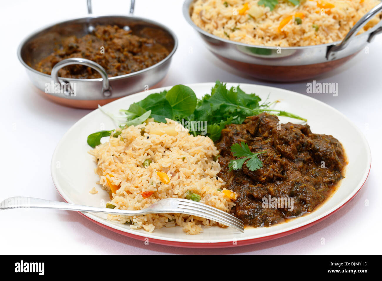 Le Methi gosht agneau, fenugrec ou servi avec tomate (thakkali) et une salade de légumes biryani avec kadasi, du riz et de la viande derrière Banque D'Images