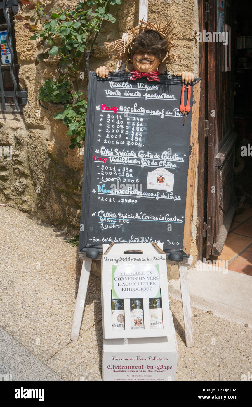 Tableau noir pour la vente des vins de la publicité à Chateauneuf du Pape, France, Europe Banque D'Images