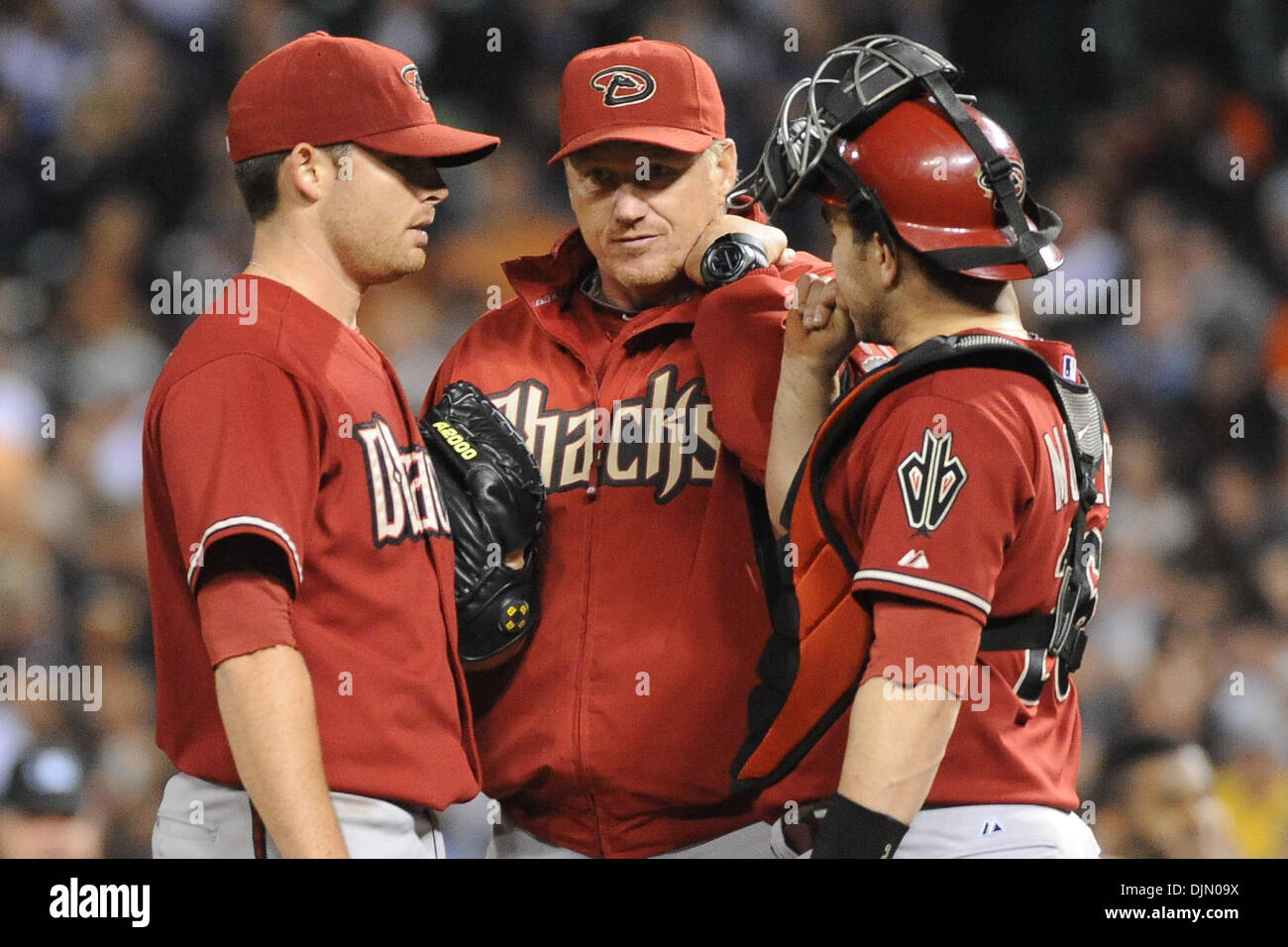 Le 29 septembre, 2010 - San Francisco, Californie, États-Unis d'Amérique - Arizona Diamondbacks pitcher Ian Kennedy (31) rencontre sur la motte au catcher Miguel Montero (26) et l'entraîneur des lanceurs Todd Stottlemyre. Les Giants de San Francisco a vaincu les Diamondbacks de l'Arizona 3-1. (Crédit Image : © Charles Herskowitz/ZUMApress.com) Southcreek/mondial Banque D'Images