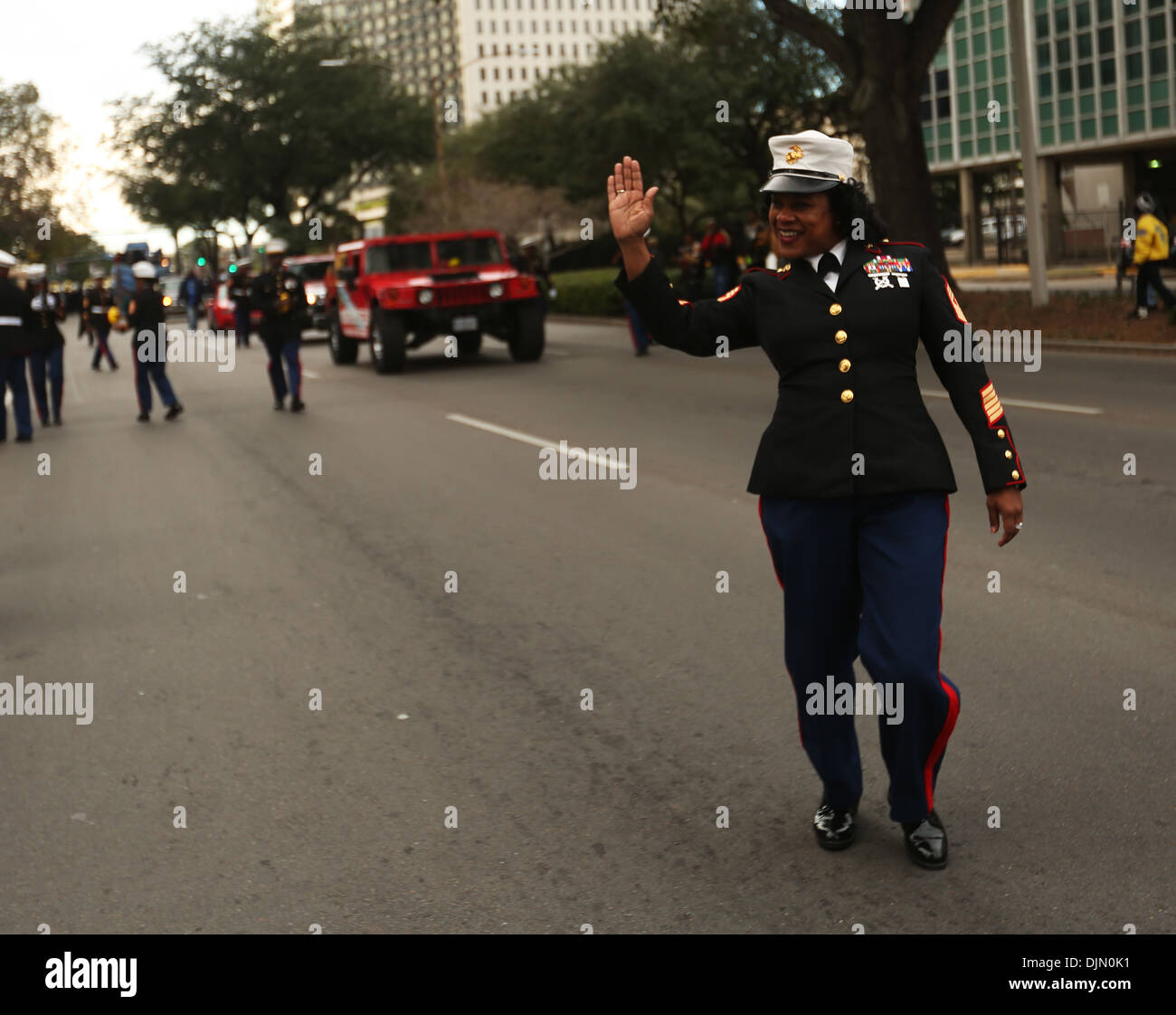 Le sergent d'artillerie principale. Rongalett vagues vertes à la foule au cours de la troisième édition annuelle de Bayou Classic parade le 28 novembre 2013. Le Bayou Banque D'Images
