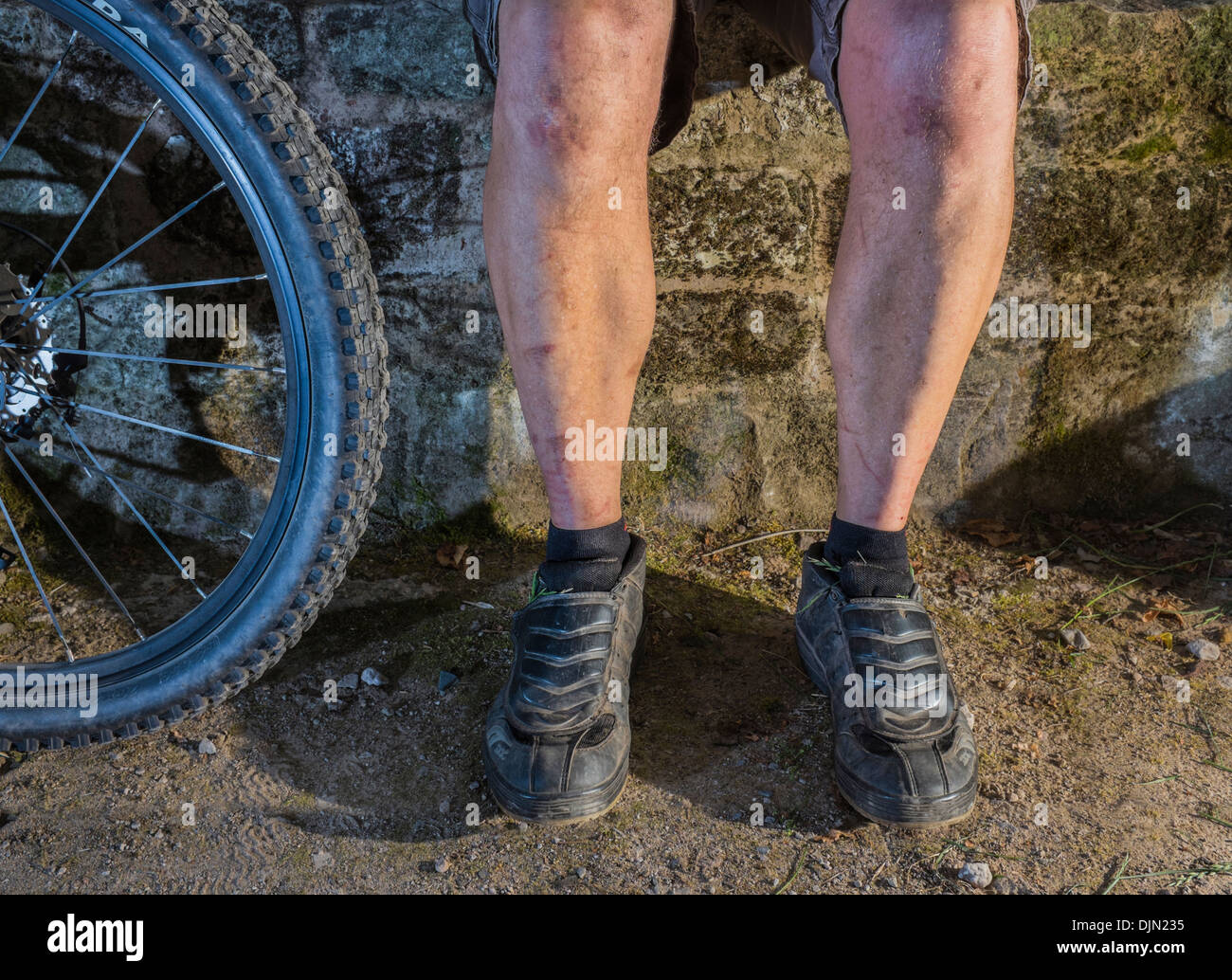 Vélo de montagne mâle au repos. Banque D'Images