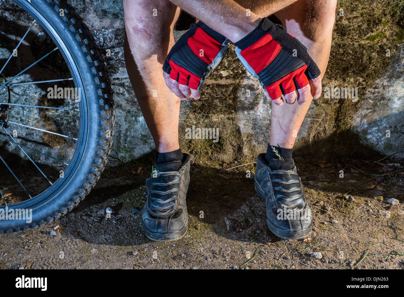 Vélo de montagne mâle au repos. Banque D'Images