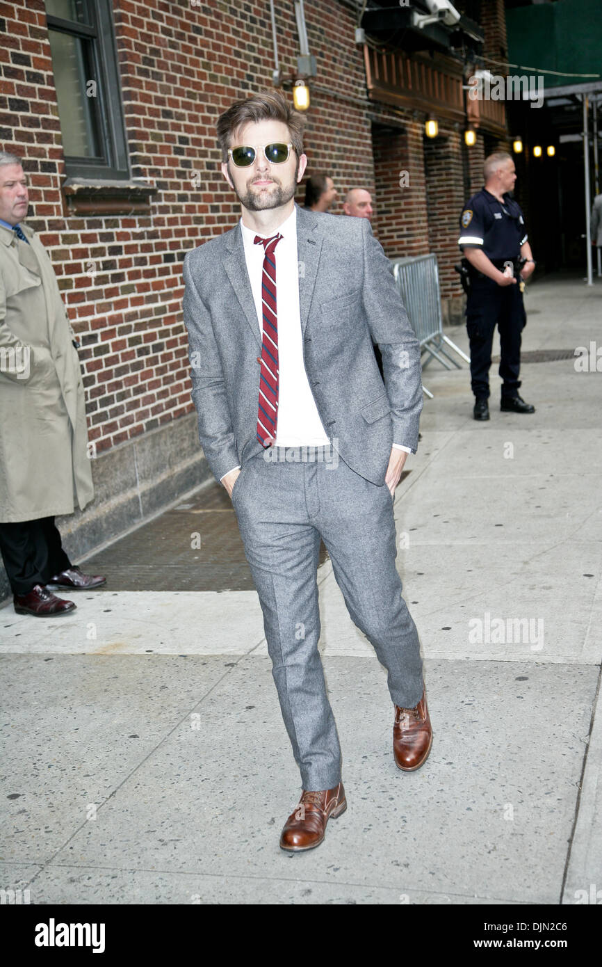 Adam Scott arrive au Ed Sullivan Theater pour 'le Late Show with David Letterman' Avec : Adam Scott Où : New York City Banque D'Images