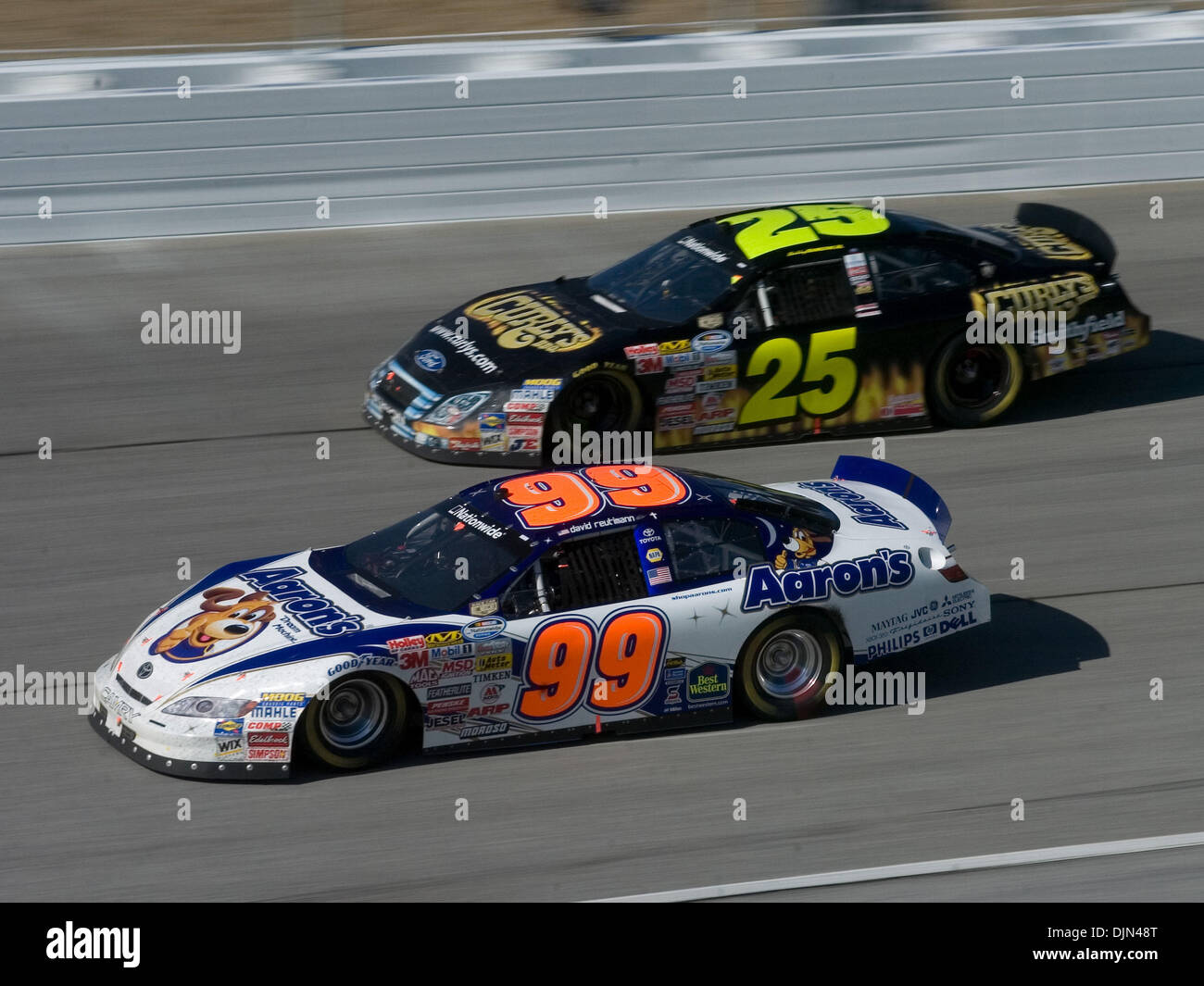 Mar 08, 2008 - Hampton, Georgia, USA - NASCAR 2008 - David Reutimann (# 99) et Bobby HAMILTON JR. (# 25) au cours de la position de course 300 Nicorette à Atlanta Motor Speedway le Samedi, 8 mars 2008. (Crédit Image : © Timothy L. Hale/ZUMA Press) Banque D'Images