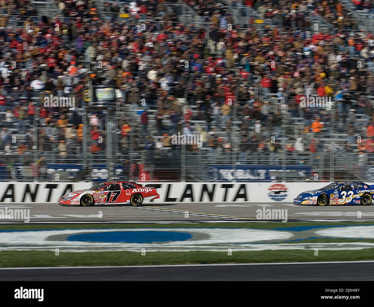 Mar 08, 2008 - Hampton, Georgia, USA - 2008 NASCAR - Matt Kenseth conducteur de la # 17 Arby's Ford, Kevin Harvick mène à la ligne d'arrivée au cours de la 300 Nicorette à Atlanta Motor Speedway le Samedi, 8 mars 2008. (Crédit Image : © Timothy L. Hale/ZUMA Press) Banque D'Images