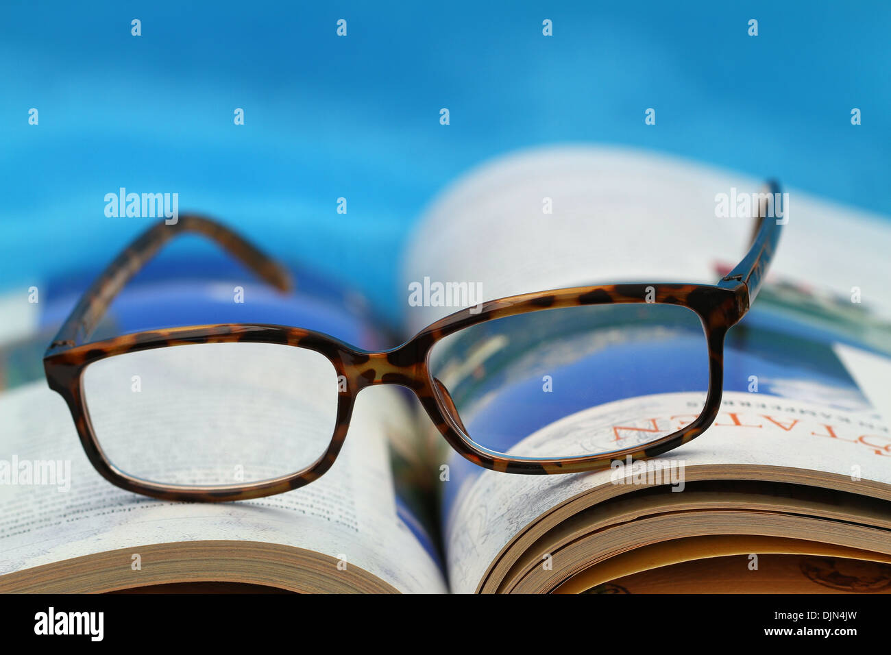 Verres sur open travel brochure with copy space Banque D'Images