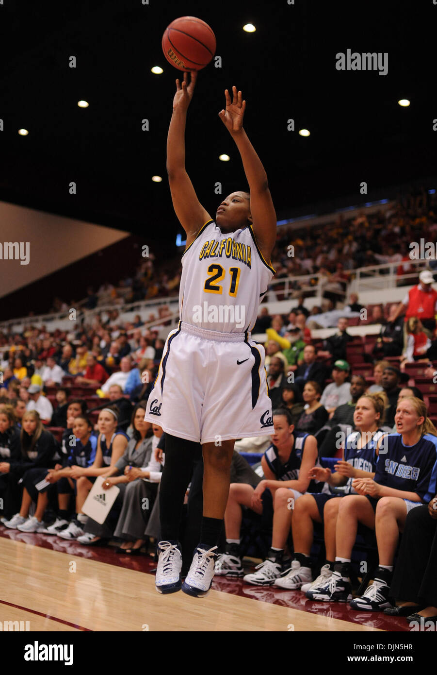 California Golden Bears' Alexis Gray-Lawson, # 21, tire une à trois points contre les San Diego Toreros dans la 1ère moitié du premier tour de l'édition 2008 du championnat NCAA de basket-ball des femmes le samedi 22 mars 2008 à Maples Pavilion à Palo Alto, Californie (Jose Carlos Fajardo/Contra Costa Times/ZUMA Press). Banque D'Images