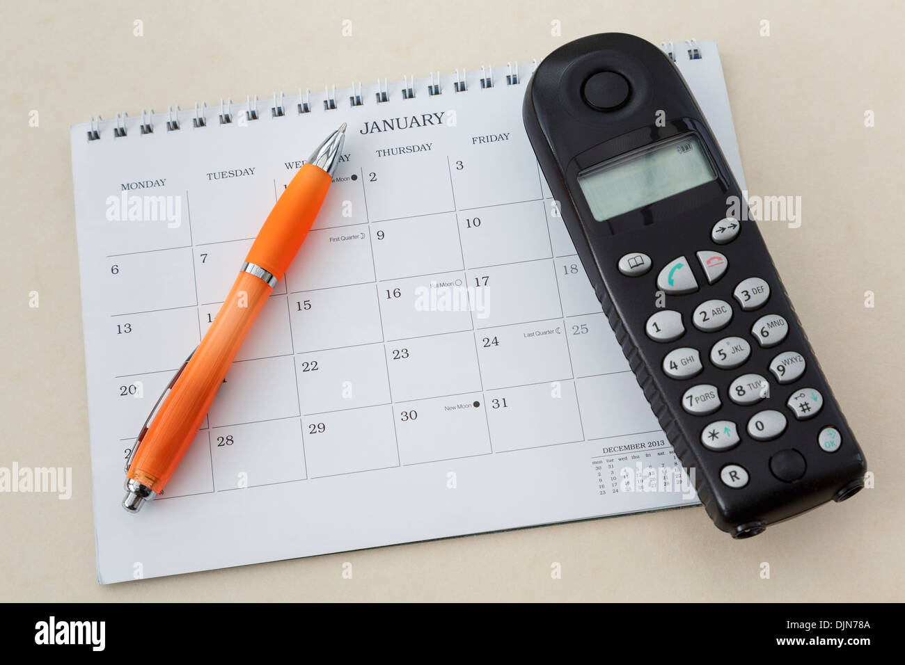 Téléphone sans fil combiné avec un stylo et un calendrier vide sur la page pour le mois de janvier 2014 Banque D'Images