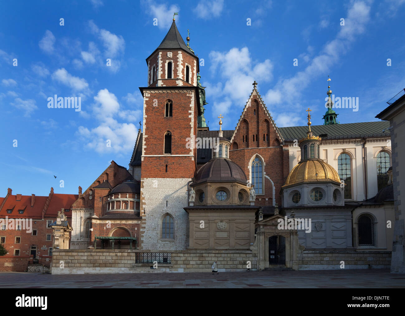 Les dômes au-dessus de la chapelle de Sigismond dans le parc du 11e siècle, château royal de Wawel, Cracovie, Pologne Banque D'Images