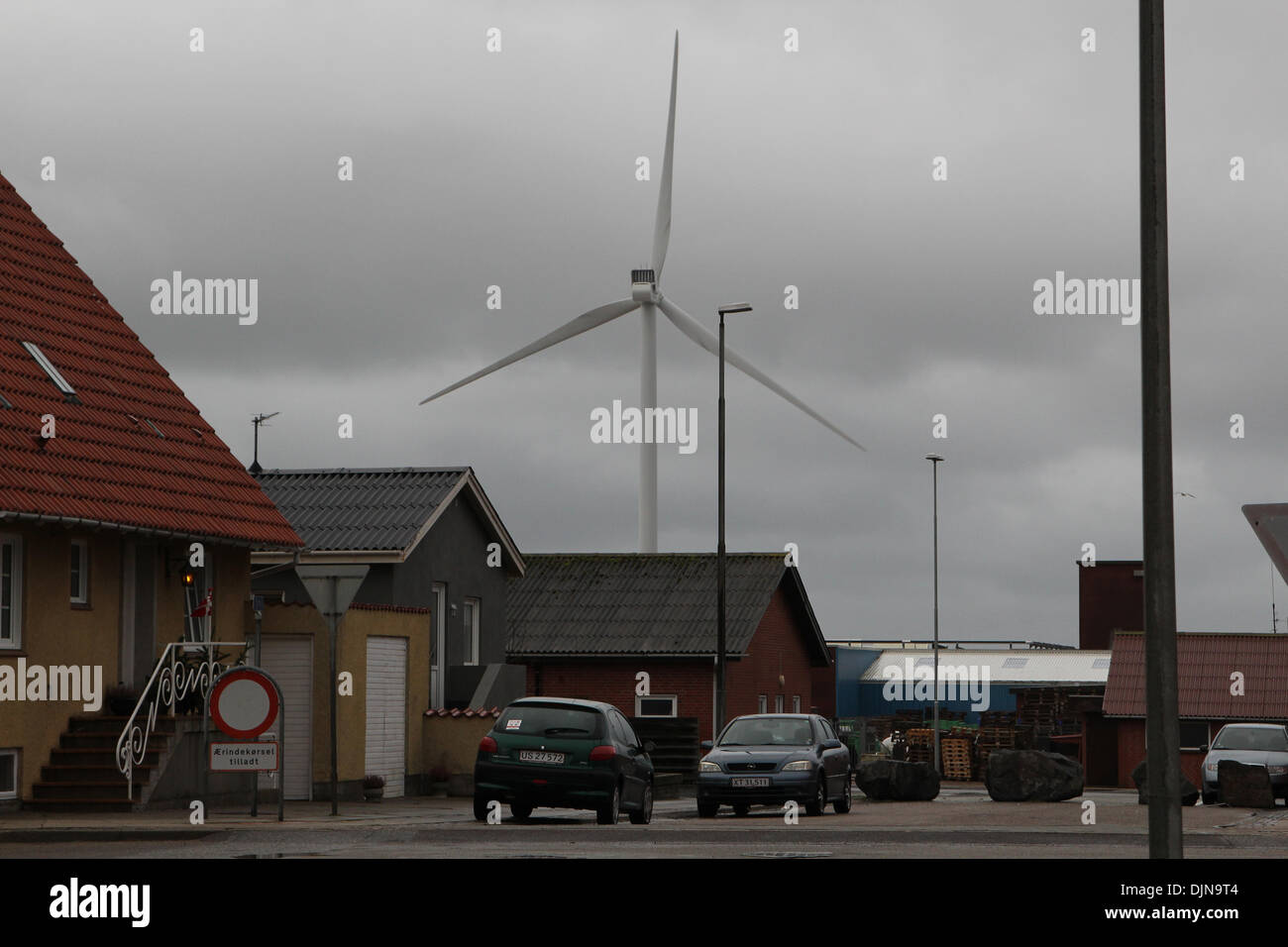 Blåvand, Ouest Jutland, Danemark. 29 novembre 2013. Hvide Sande dans le le Jutland ouest du Danemark est le lauréat du prestigieux Prix solaire Européen à Berlin. Hvide Sande a particulièrement bien montrent à quel la transition vers l'énergie renouvelable, en même temps, peut stimuler l'activité commerciale et d'améliorer l'infrastructure locale. Ceci a créé le besoin d'acceptation publique des citoyens de Hvide Sande. Trois éoliennes , chacune avec 3 MW en 2011 a été salué par l'ensemble de la population locale. Les éoliennes sont situés à quelques mètres du bord de l'eau . Credit : Jorn Froberg/Alamy Live News Banque D'Images