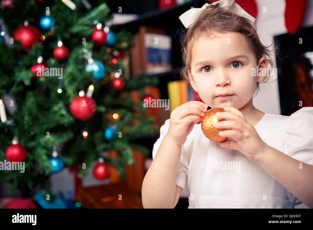 Une petite fille avec décoration d'arbre de Noël Banque D'Images