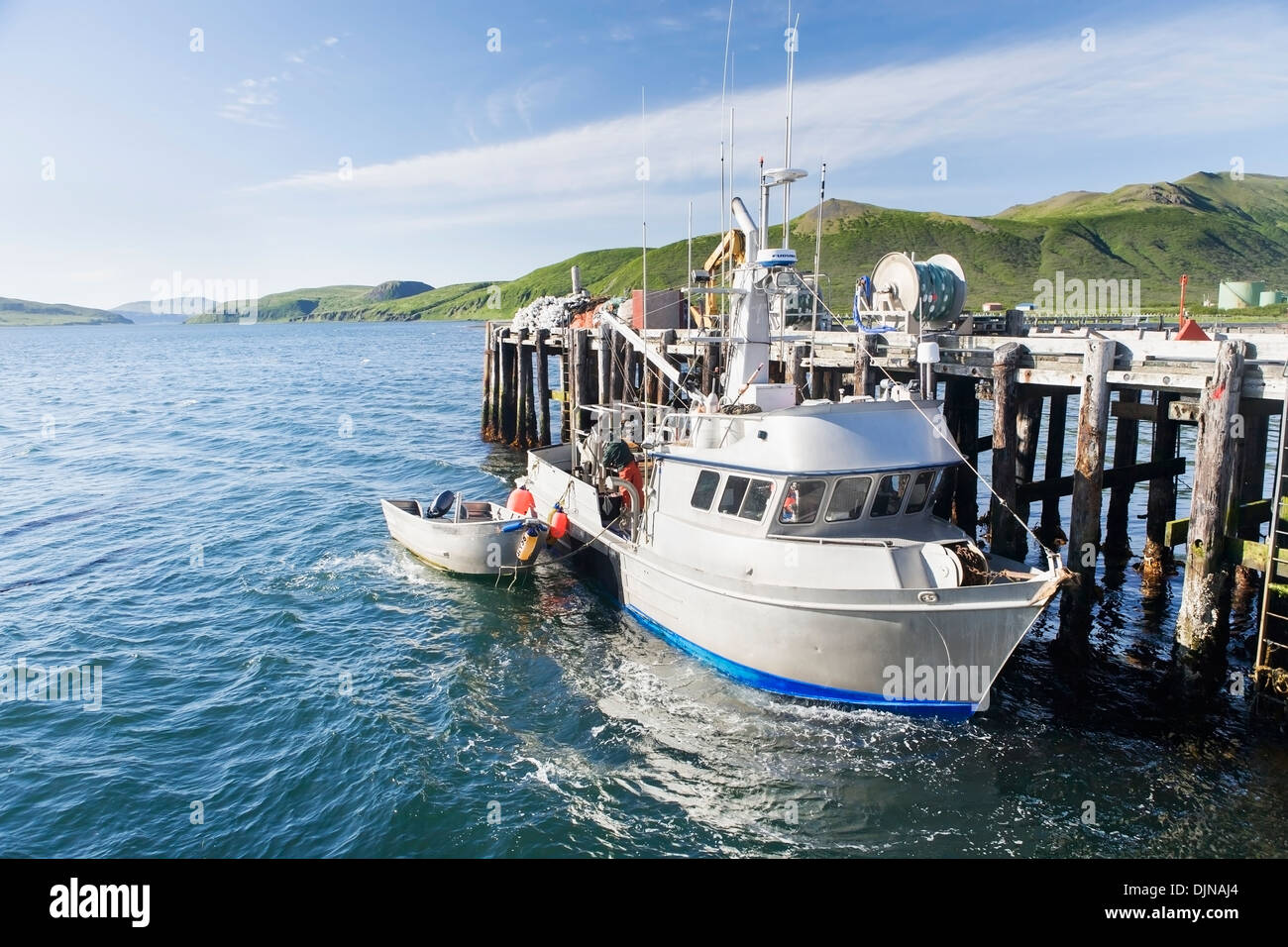 Le F/V Lucky Dove'en faux col sur Unimak Island, les îles Aléoutiennes, sud-ouest de l'Alaska, l'été. Banque D'Images