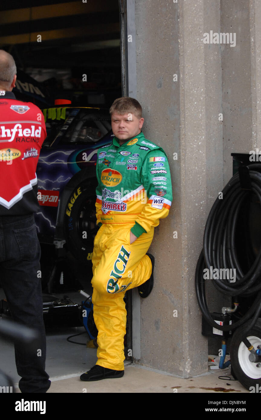 Apr 03, 2008 - Dallas, Texas, USA - BOBBY HAMILTON JR dans la série NASCAR Nationwide de qualification 2008 sous la pluie à la Texas Motor Speedway. (Crédit Image : © David Walsh/ZUMA Press) Banque D'Images