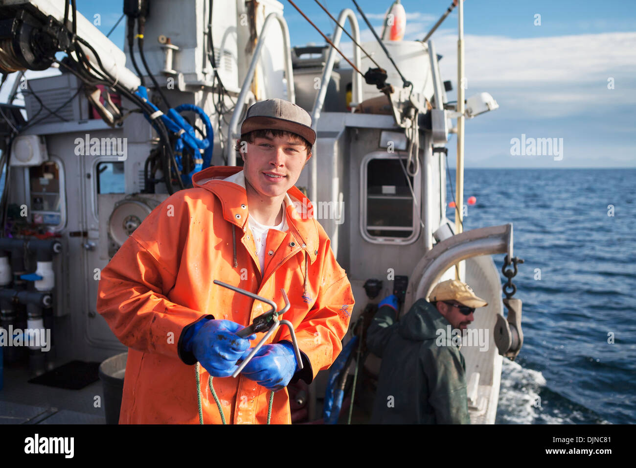 Keith Bell prépare à transporter les engins de pêche à la palangre du flétan à bord du F/V Lucky Dove près de King Cove, péninsule de l'Alaska Banque D'Images