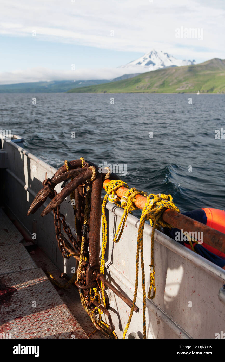 Des ancres et des bouées à bord d'un bateau de pêche à la palangre du flétan Commercial Près de False Pass In Morzhovoi Bay, Alaska, l'été. Banque D'Images