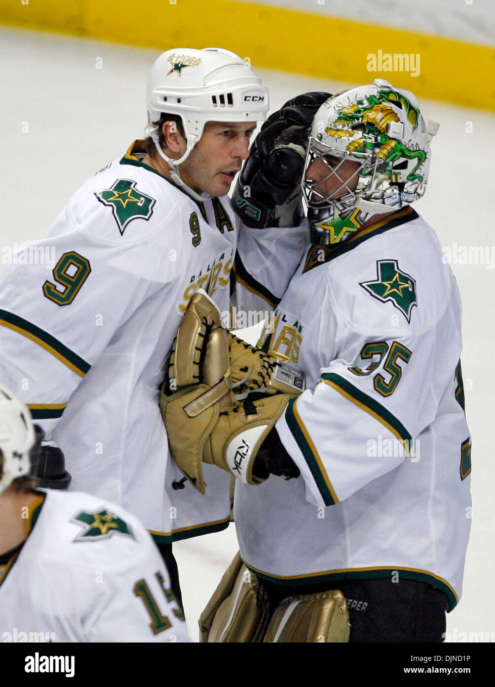 Centre des Stars de Dallas MIKE MODANO, gauche, félicite le gardien Marty Turco après leur victoire par jeu blanc de 4-0 contre les Ducks d'Anaheim de la LNH la finale de conférence de l'Ouest. Banque D'Images