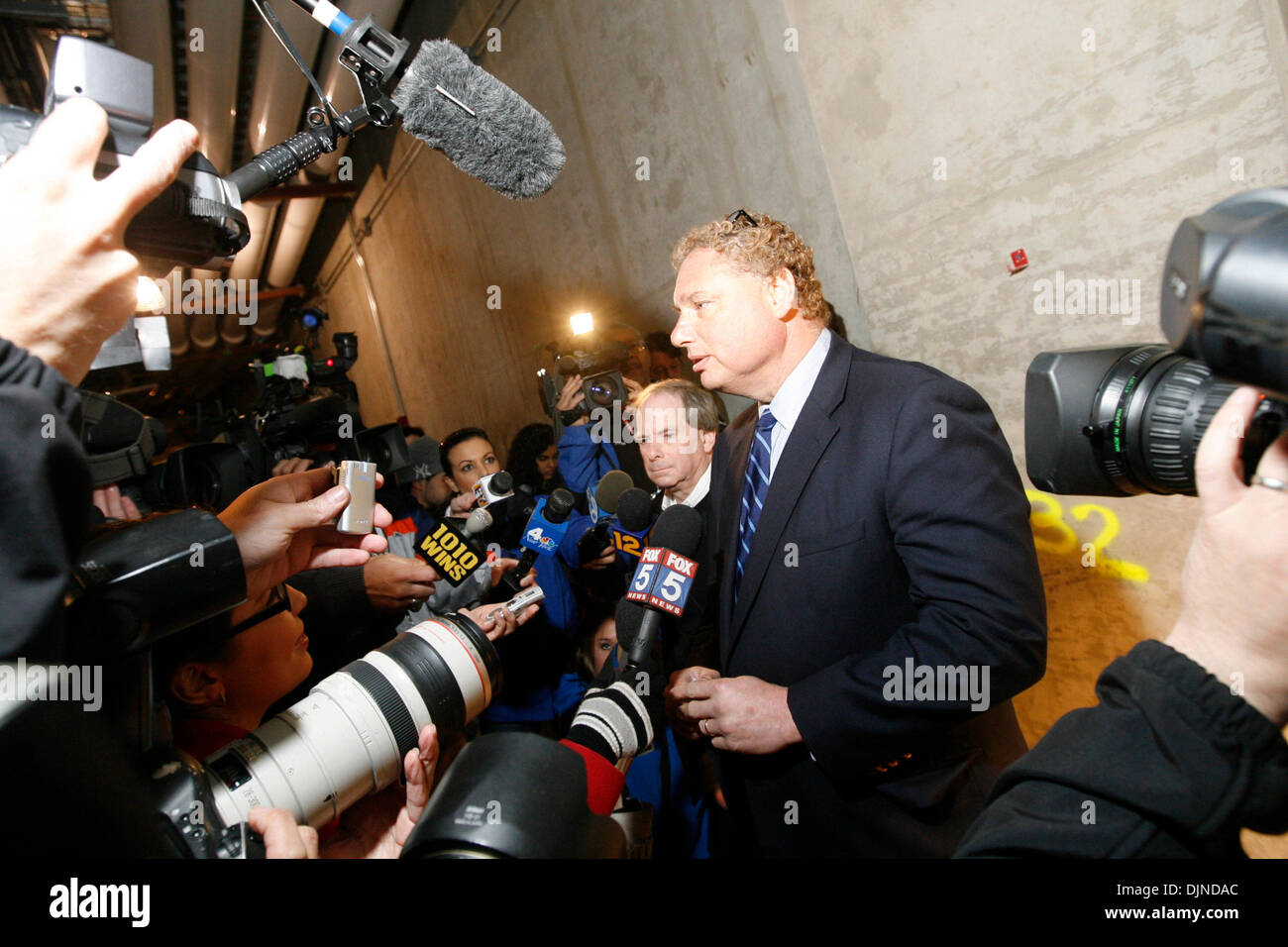 Apr 13, 2008 - Bronx, New York, USA - Le Boston jinxed jersery, plantée par une traîtrise, ciment, pose l'été dernier, résident de bronx est supprimé de la new Yankee Stadium le Dimanche, Avril 13, 2008. Sur la photo : Yankees Président Randy Levine, droite, et Yankees COO et avocat général de la Nouvelle York Yankee Lon Trost s'adresser aux médias juste avant l'extraction de la Boston jerse Banque D'Images