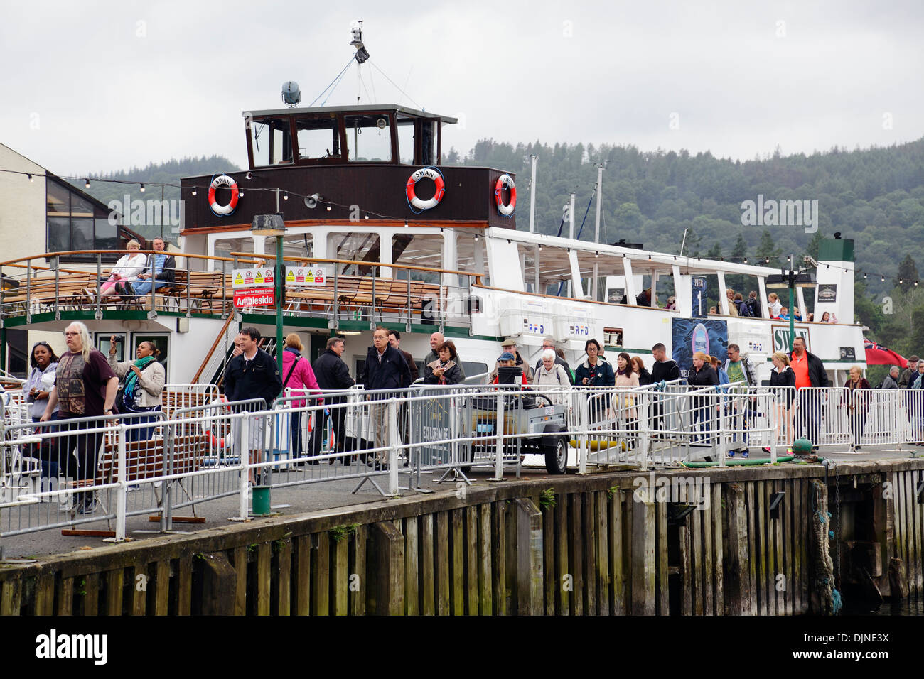 Passagers débarqués à Bowness-On-Windermere après une voile sur le lac Windermere dans le Lake District, Cumbria, England, UK Banque D'Images