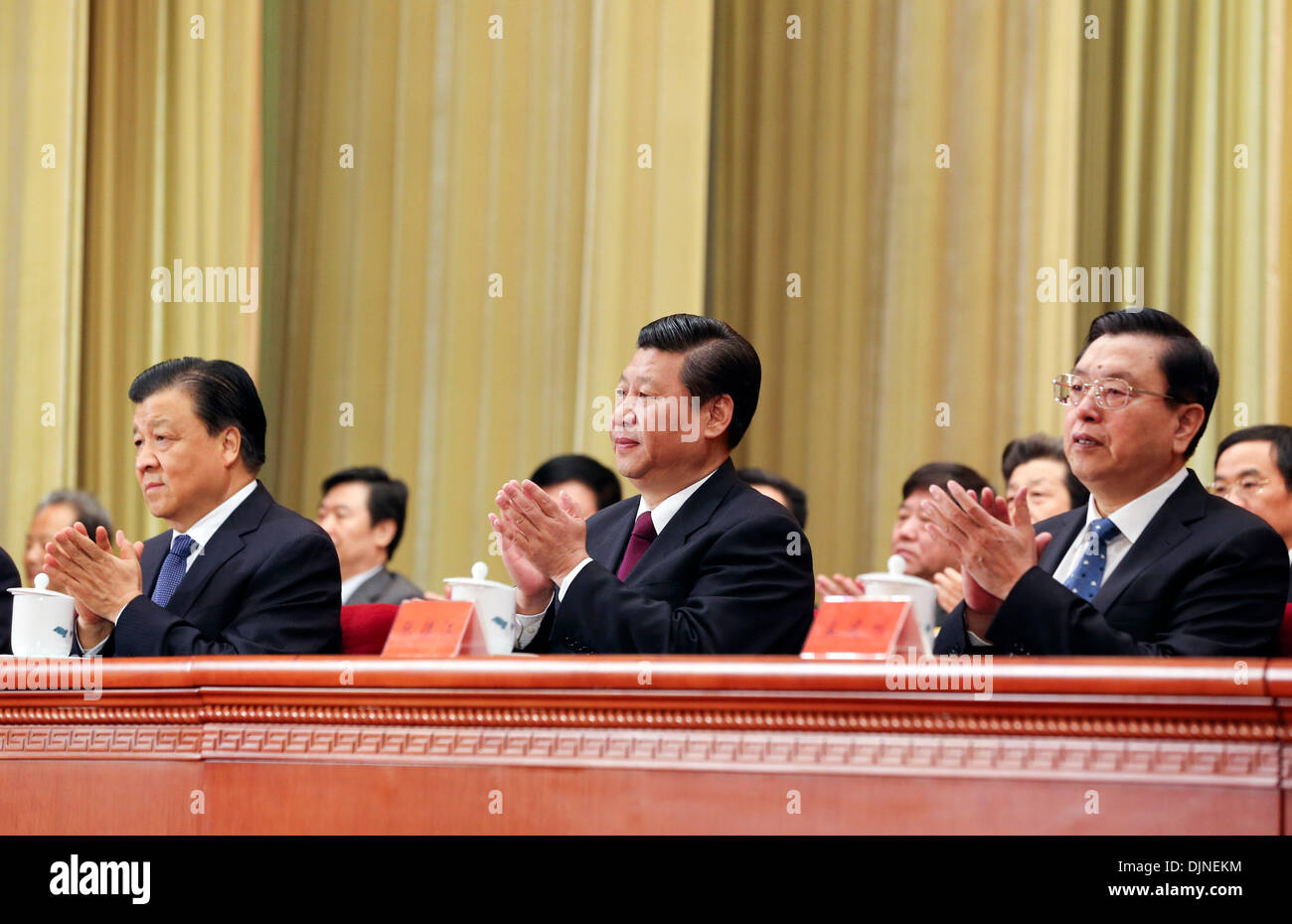 Beijing, Chine. 29 nov., 2013. Les dirigeants chinois Xi Jinping (C), Zhang Dejiang (R) et Liu Yunshan (L) assister à la cérémonie d'ouverture de la 7ème congrès de la China Law Society (CLS) dans le Grand Hall du Peuple à Beijing, capitale de Chine, le 29 novembre 2013. © Ding Lin/Xinhua/Alamy Live News Banque D'Images