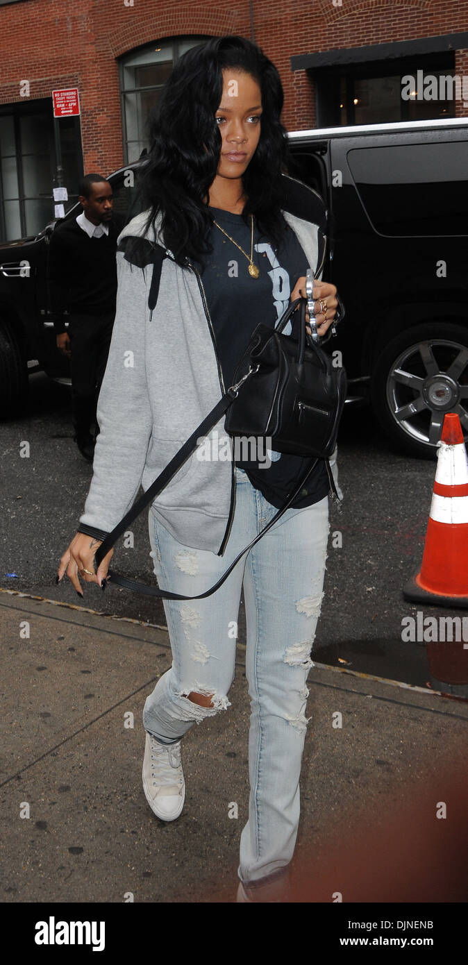 Rihanna vu la tenue d'un cas de l'iPhone dans une forme de brass knuckles en sortant de l'hôtel Gansevoort dans Manhattan New York USA Banque D'Images