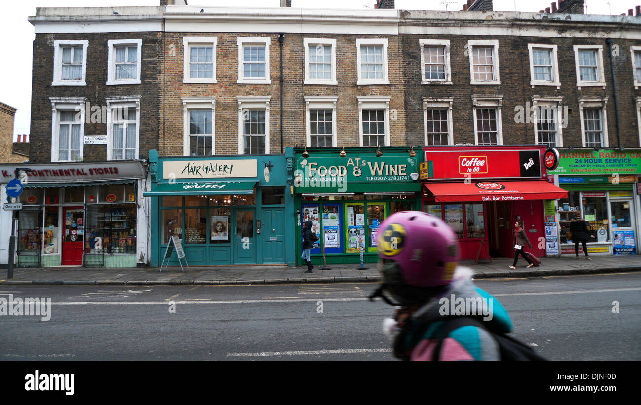 Une rangée d'appartements mitoyens au-dessus de petits magasins dans la Caledonian Road Islington Londres Angleterre Royaume-Uni KATHY DEWITT Banque D'Images