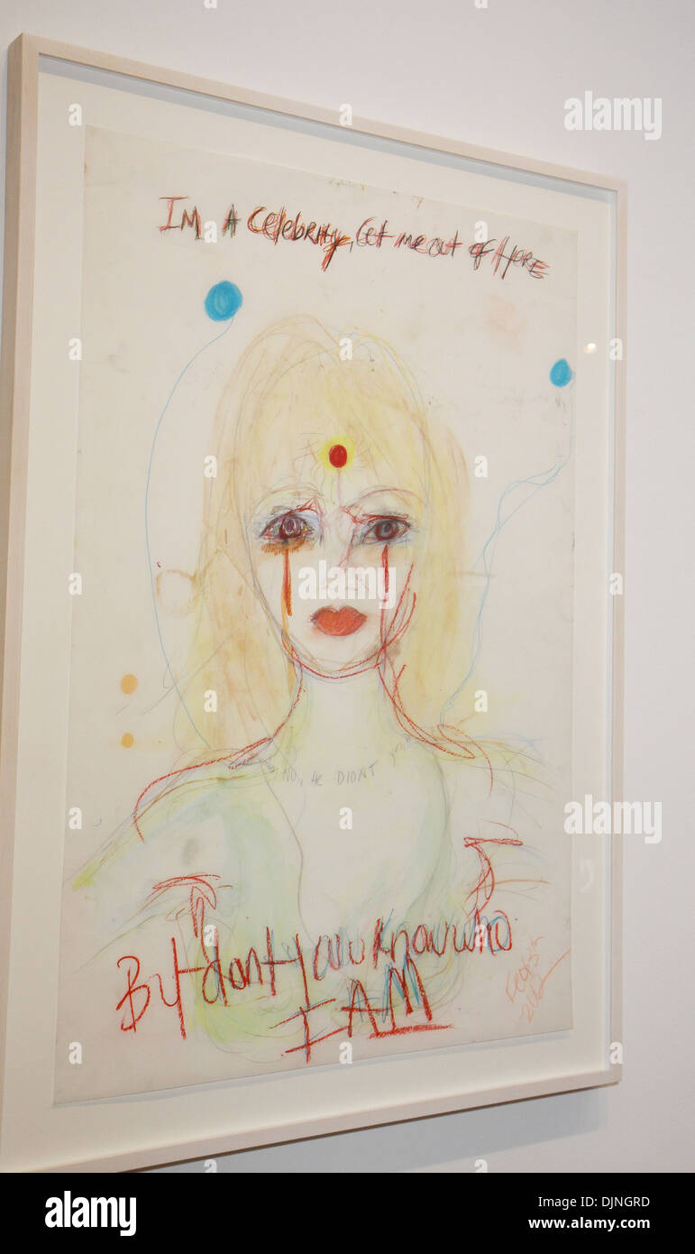 Travaux d'art - "Je suis une célébrité sortez-moi de là" Courtney Love dévoile ses œuvres "et elle n'est même pas jolie tenue à la pièce Banque D'Images