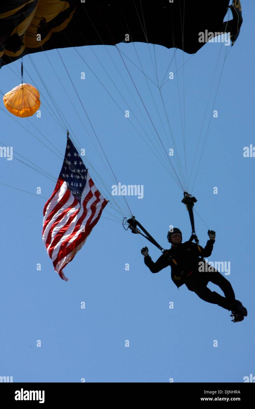 Apr 17, 2008 - Valrico, Florida, USA - membre de l'United States Special Operations Command parachute team se prépare à atterrir à l'Académie de Brandon terrain de football. L'équipe a été de sauter dans les écoles Les écoles de terrain avant le premier match de football. L'un des étudiants à l'école père est un membre de l'équipe. L'équipe d'USSCCOM est composté de volontaires de l'armée, de la marine, Banque D'Images