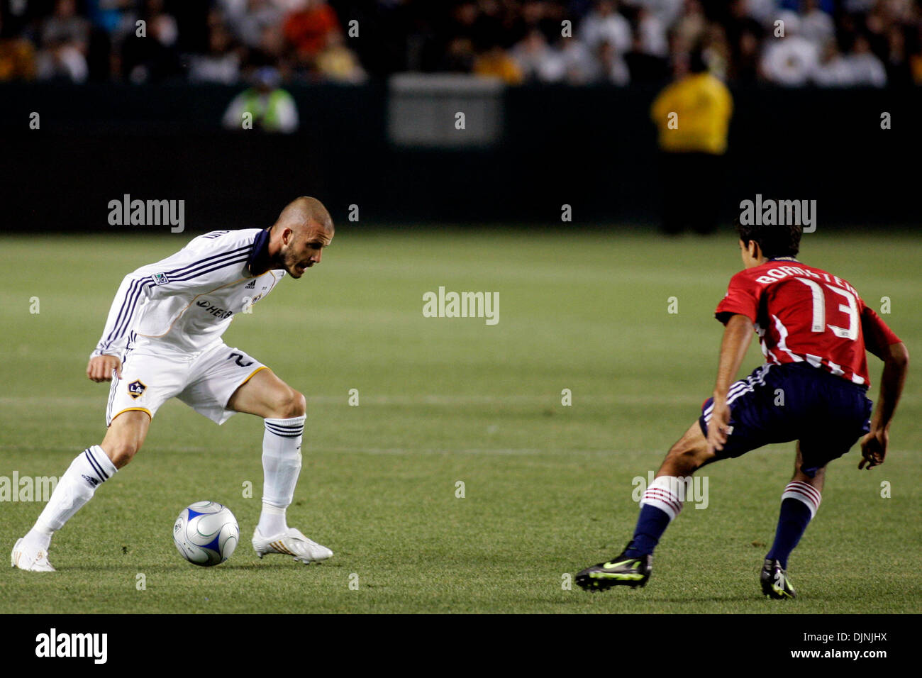 Apr 26, 2008 - Carson, CA, USA DAVID BECKHAM du Los Angeles Galaxy battles avec JONATHAN BORNSTEIN de Chivas USA dans le Superclassico de match les deux équipes de MLS Los Angeles au Home Depot Center. La Galaxie défait Chivas USA 5-2. Crédit obligatoire : Photo par Jonathan Alcorn/ZUMA Press. Banque D'Images