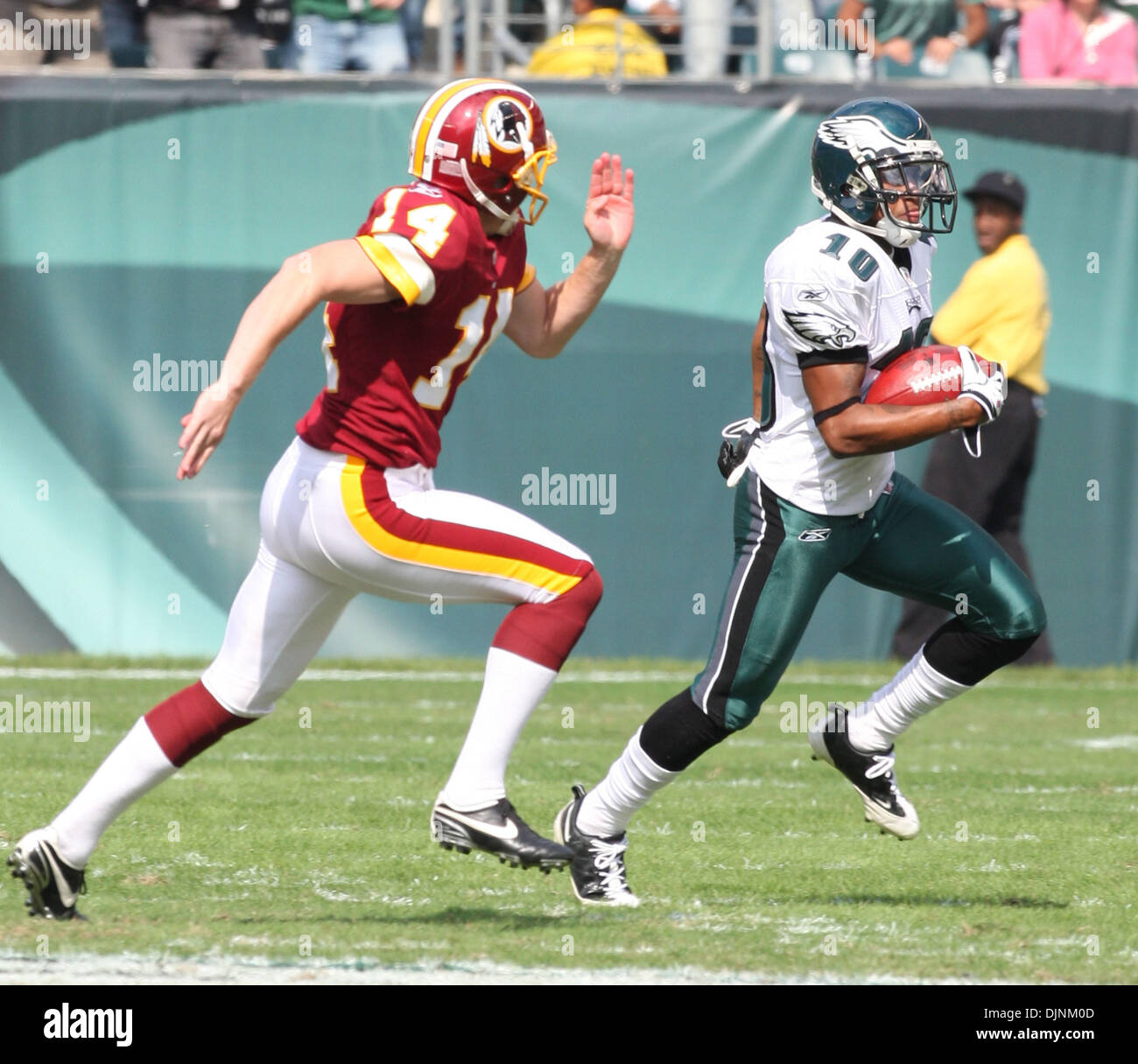 Oct 05, 2008 - Philadelphie, Pennsylvanie, USA - Philadelphia Eagles Receveur # 10 DESEAN JACKSON renvoie un botté de 68 verges pour un touché au 1er trimestre. Les Philadelphia Eagles perdu pour les Redskins de Washington 23-17 au Lincoln Financial Field à Philadelphie, PA. (Crédit Image : © Tom Briglia/ZUMA Press) Banque D'Images