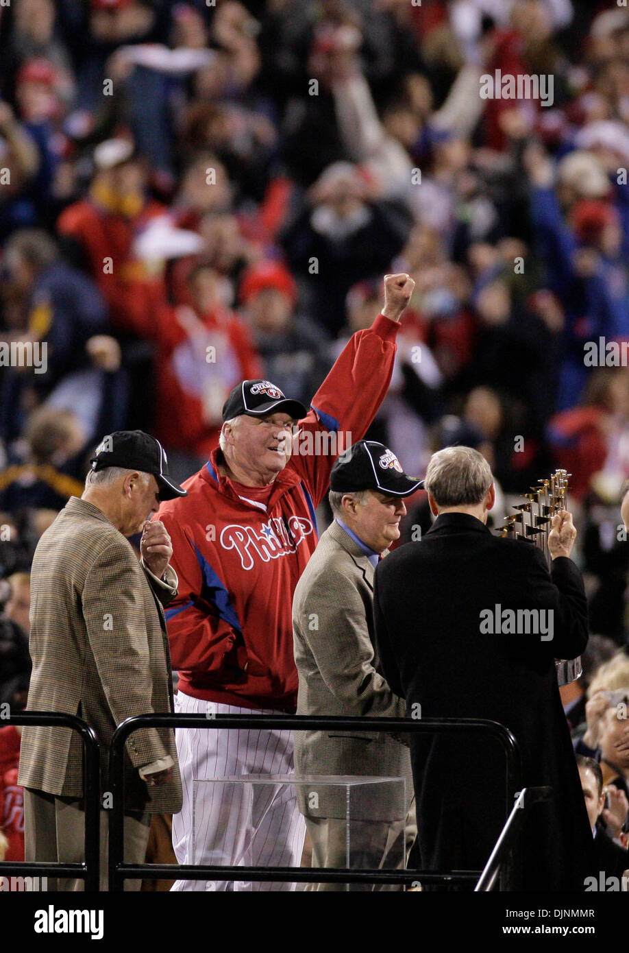 29 Oct 2008 - Philadelphie, Pennsylvanie, USA - Phillies CHARLIE MANUEL salue la foule après est décerné à Dave Montgomery. Les Phillies de Philadelphie face aux Rays de Tampa Bay dans le jeu 5 de la Série mondiale à la Citizens Bank Park le mercredi. (Crédit Image : © Ron Cortes/Philadelphia DailyNews/ZUMA Press) Banque D'Images