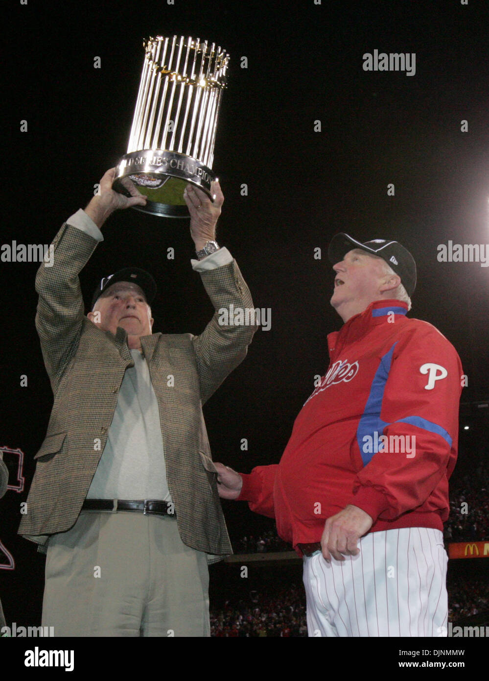 29 Oct 2008 - Philadelphie, Pennsylvanie, USA - directeur général PAT GILLICK et manager CHARLIE MANUEL célébrer avec le trophée de la Série mondiale à la Citizens Bank Park. Les Phillies de Philadelphie et les Rays de Tampa Bay ont repris cinq jeu des World Series à la Citizens Bank Park le mercredi. (Crédit Image : © Barbara L. Johnston/Philadelphia DailyNews/ZUMA Press) Banque D'Images