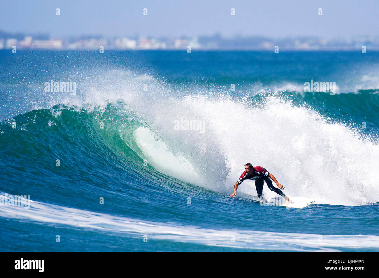 Nov 01, 2008 - Imbituba, Brazil - TOM WHITTAKER (Curl- Basculement, North Sydney) (photo) a battu l'espagnol Aritz Arinburu surfer pendant la ronde 3 de la Hang Loose Santa Catarina Pro en Imbituba Brasil ce matin à l'avance en ronde 4. Whittaker a ouvert avec un 7,33 (mettre de dix-point ride) et effectué une sauvegarde avec un 6,67 au large de la dernière vague de la chaleur pour sceller sa victoire. Whittaker wi Banque D'Images