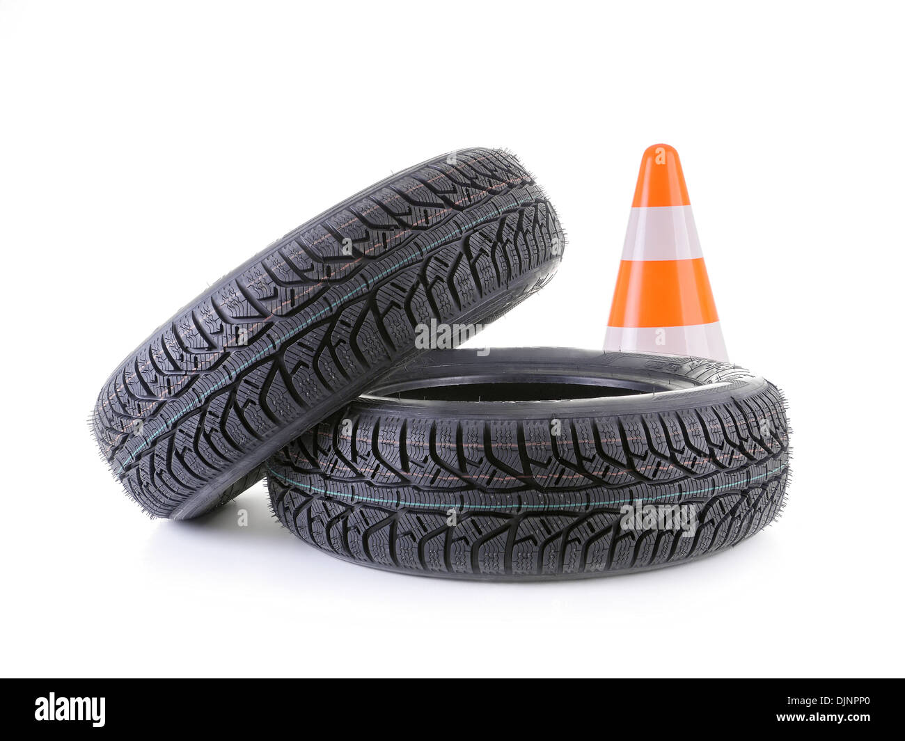 Deux pneus d'hiver pour la voiture et la route cone shot on white Banque D'Images